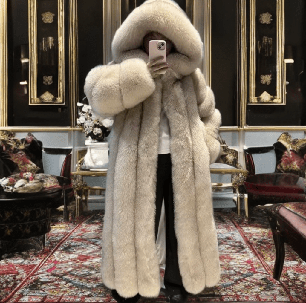 Futro z lisa naturalnego z kapturem beżowe,CH-200-LEU. Futro naturalne damskie z lisa hodowlanego.