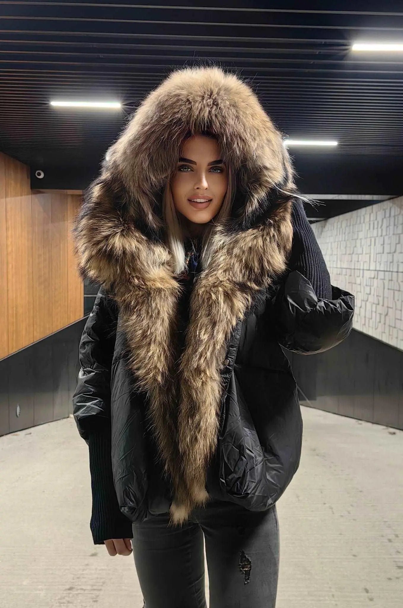 Kurtka z futrem puchowa damska czarna jenot naturalny,VALENTINA od LEU.