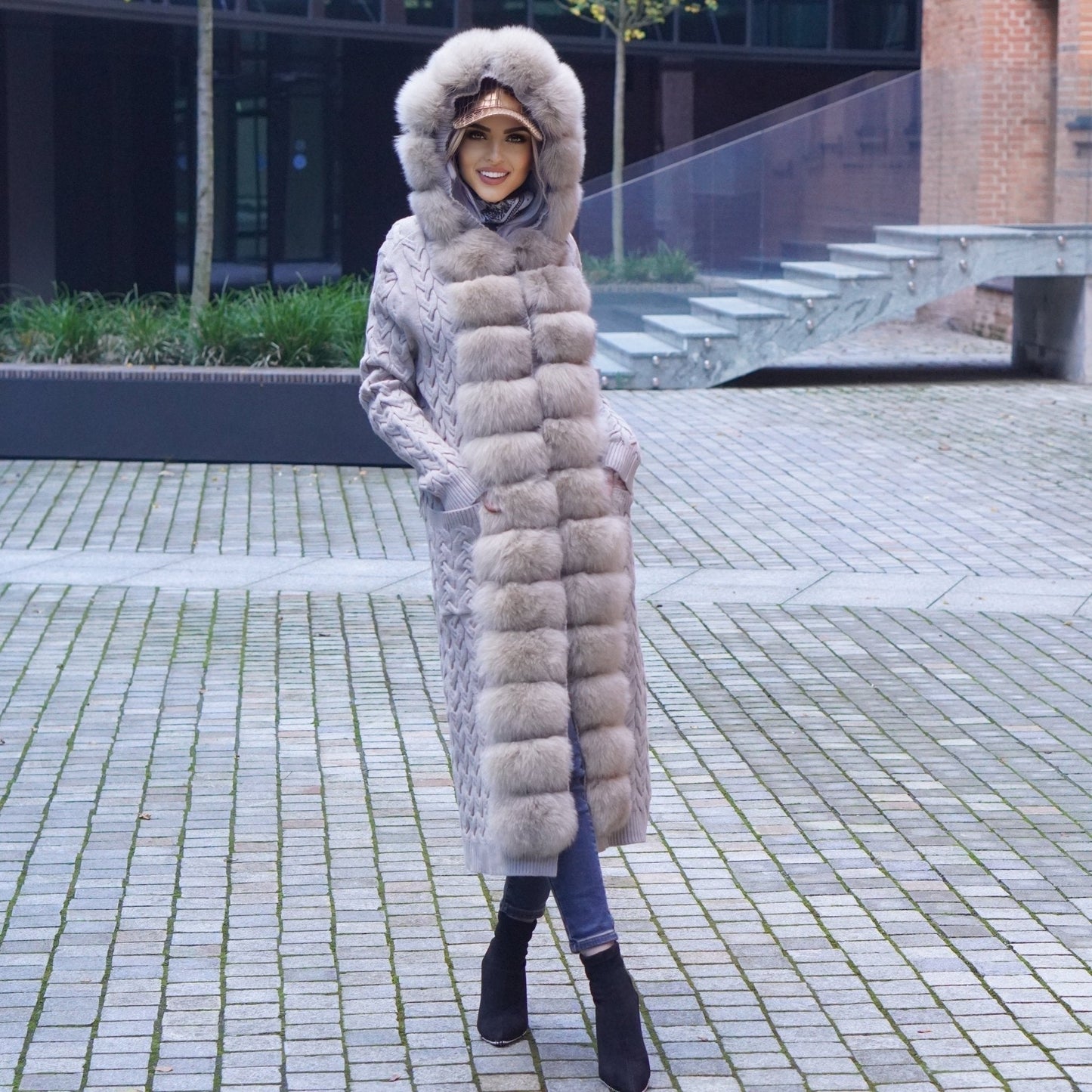 Sweter z lisem naturalnym beżowo - piaskowy - LEU