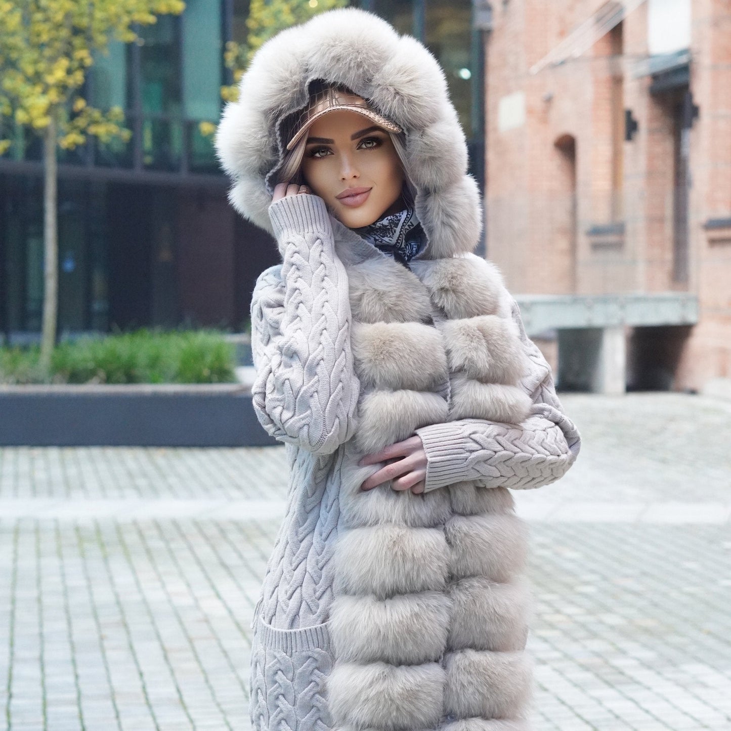 Sweter z lisem naturalnym beżowo - piaskowy - LEU