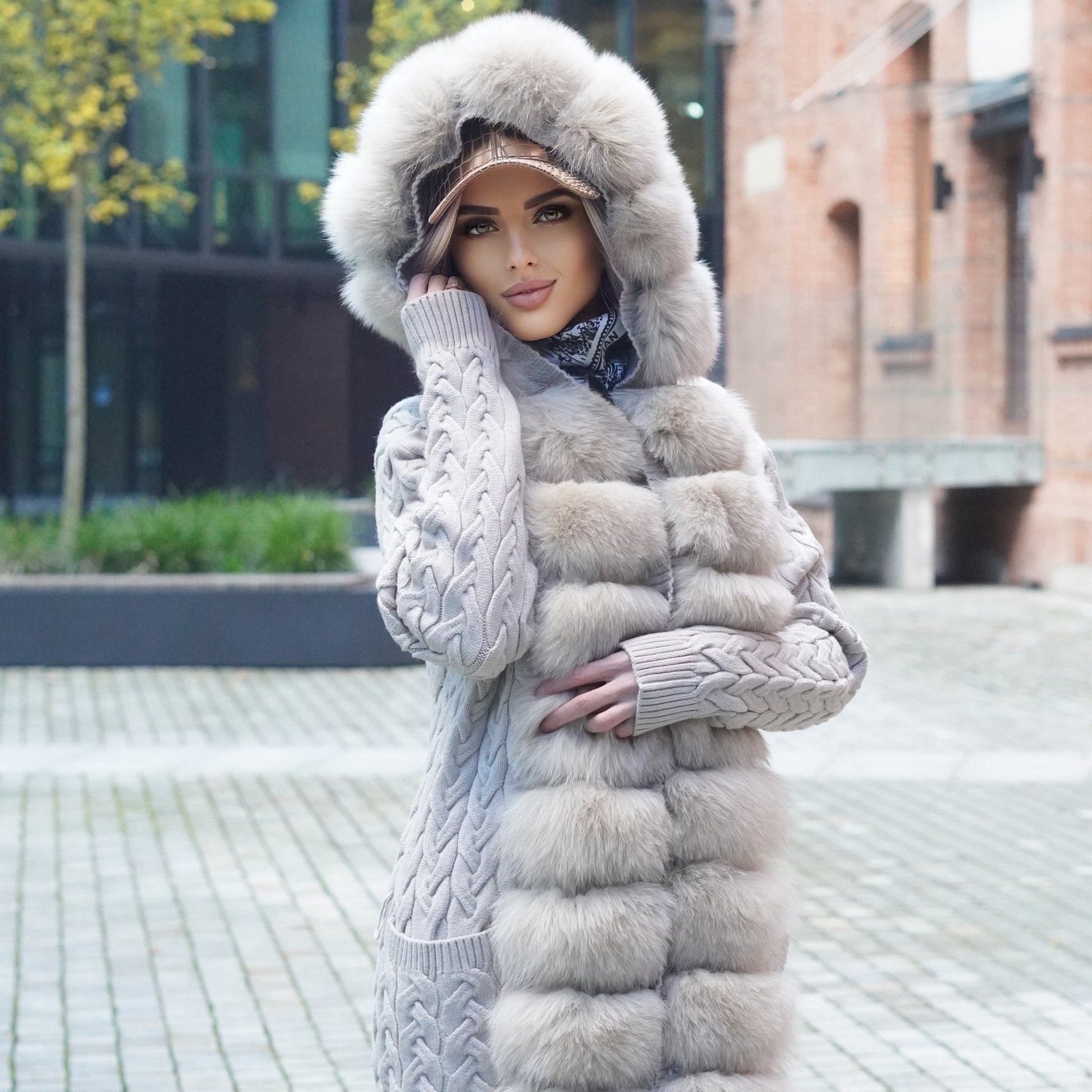 Sweter z lisem naturalnym beżowo - piaskowy - LEU