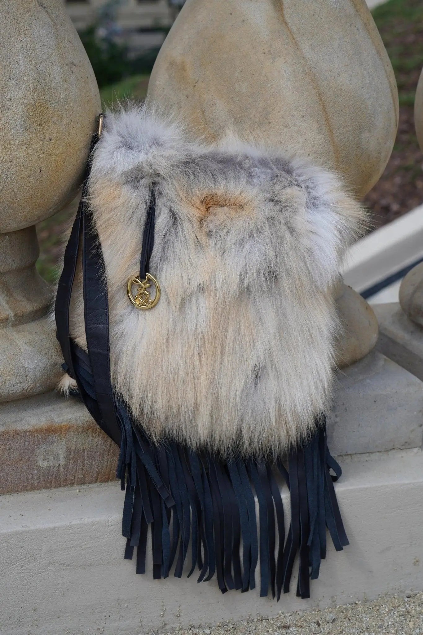 Torebka z futra lisa, Listonoszka z futra lisa wykonana z szlachetnego futra lisa oraz licowanej skóry jagnięcej-LEU