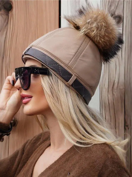 Czapka skórzana damska z naturalnej skory z pomponem futra jenota naturalnego.