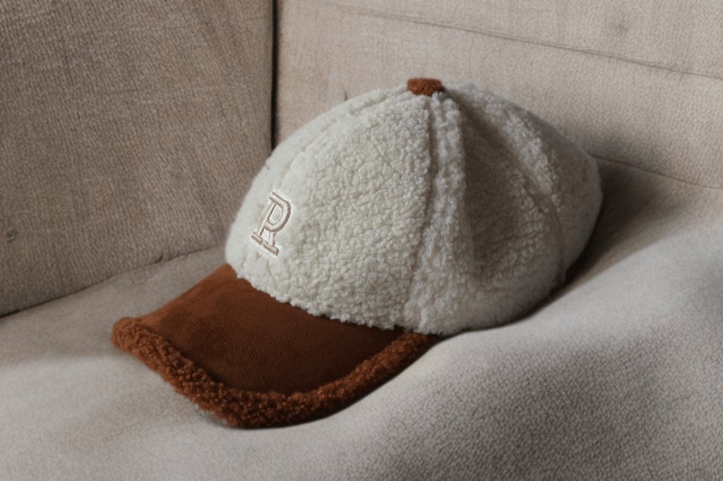 Czapka z daszkiem damska od LEU . Czapka wiosenna, jesienna, przejściowa jak i zimowa.