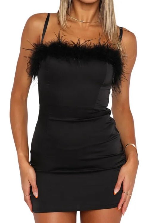 Sklep internetowy LEU. Dopasowana,krótka,sukienka wizytowa z naturalnymi piórami czarna na ramiączkach.